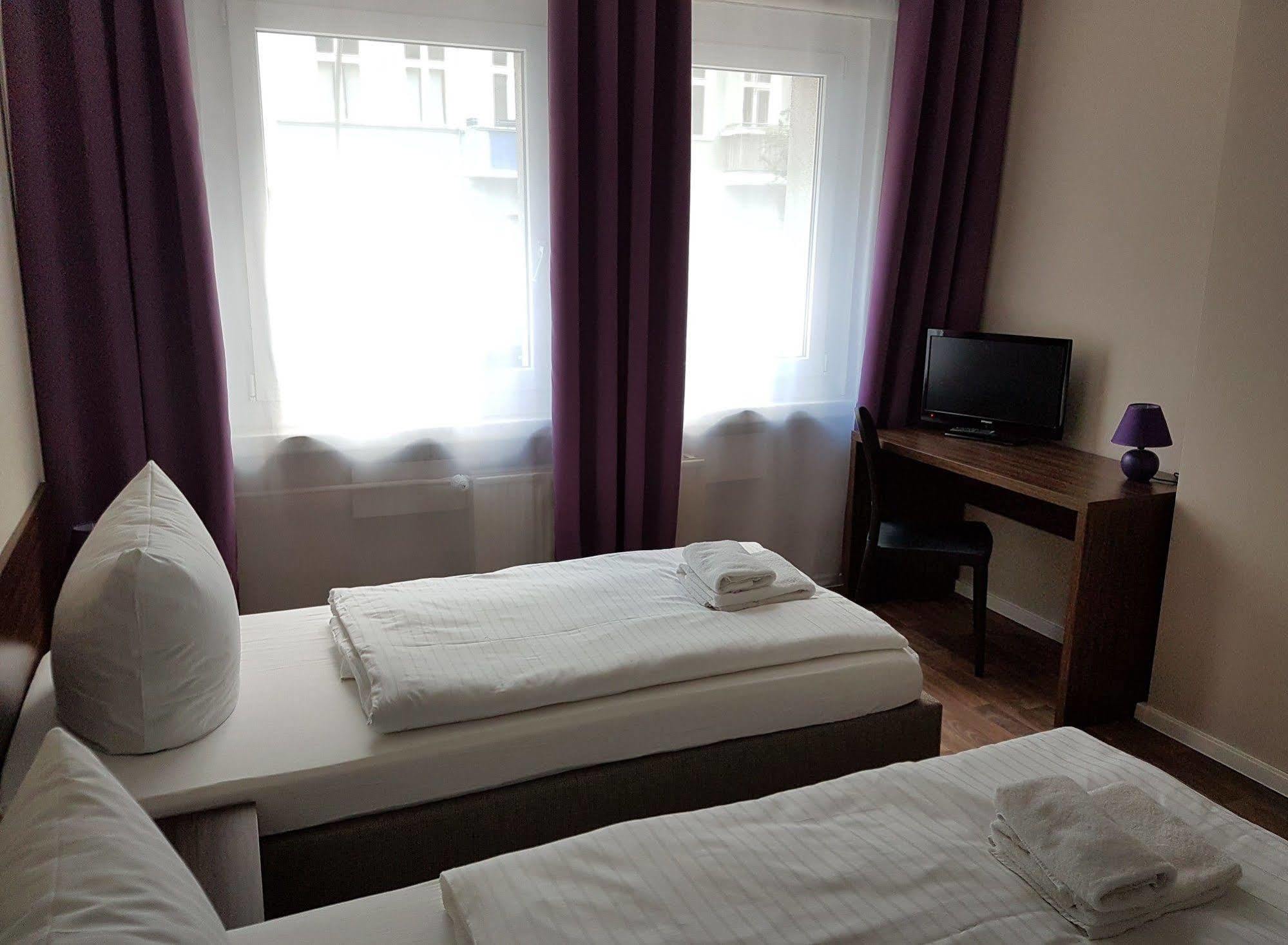 Hotel Pension Eberty Berlin Luaran gambar